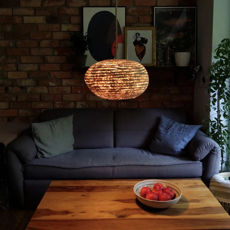 Owalna lampa wisząca z papier mache. Abażur uformowany z cieńszych i grubszych warstw. Naturalne komponenty, Vegan. Model 21.