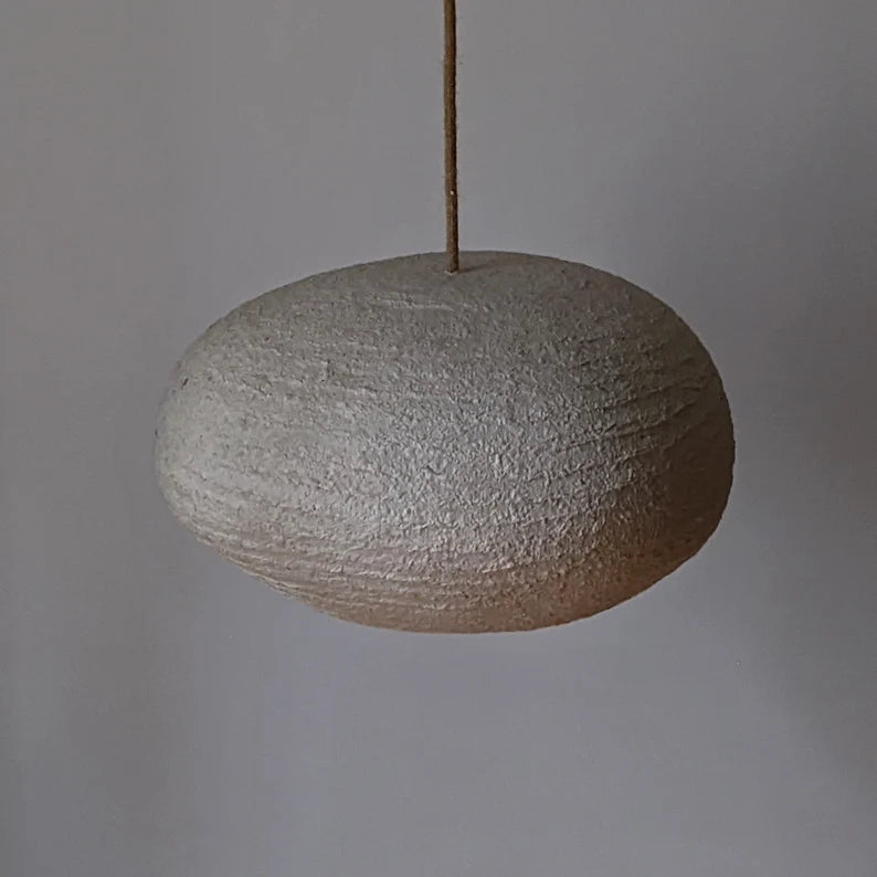 Owalna lampa wisząca z papier mache. Abażur uformowany z cieńszych i grubszych warstw. Naturalne komponenty, Vegan. Model 21.