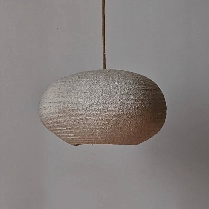 Owalna lampa wisząca z papier mache. Abażur uformowany z cieńszych i grubszych warstw. Naturalne komponenty, Vegan. Model 21.